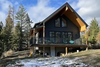 Image de Brand new custom built cabin! 5 minute drive from Kaslo and public beach.