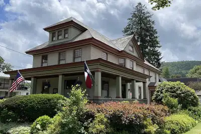 Image de Escape the City- 5-star Huge Craftsman style home on Main St. Built in 1915