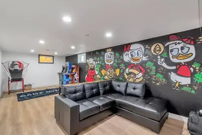 Image de 4 Br home with game room & large backyard to entertain Centrally located Near Dt
