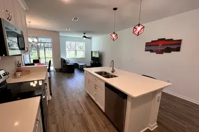 Image de Stylish tranquil townhome in a new gated community