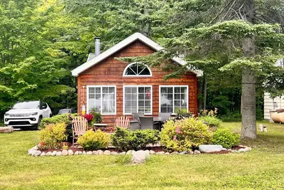 Image de Serene Cottage Retreat on Lake Nowland in Charlevoix
