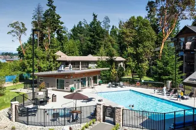 Image de Luxury Townhouse on Rathtrevor Beach with Pool!