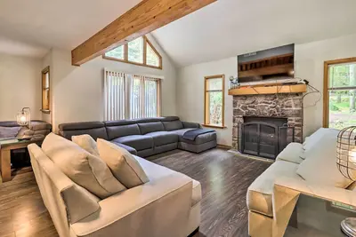 Image de Hot Tub + Game Room: Peaceful Poconos Home!