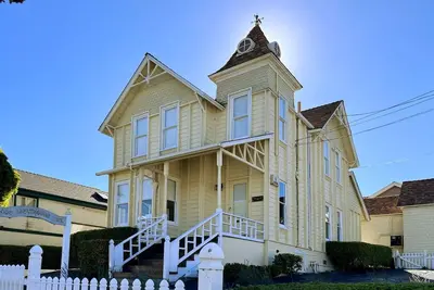 Image de Five O'clock Somewhere - Pacific Grove House - The Ultimate Vacation Destination