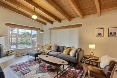 Image de Sweet Mountain View Arroyo Seco Home with Hot Tub