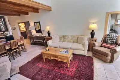 Image de Gorgeous Designer Condo with Tsv Boot Locker, Walk