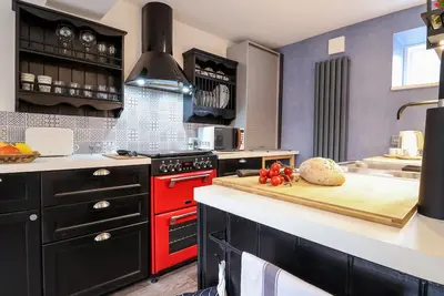 Tower End Cottage, pet friendly, with open fire in Melton