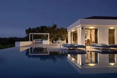 Drallos Luxury Villa - Private Heated Pool & Large Groups