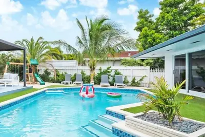 Stunning 5br: Heated Pool, Beach Access & Games