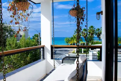 Image de Spectaculaire Villa de Plage Rénovée 372 m² - Design Intérieur Luxueux - Piscine