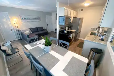 Image de 2 bedroom condo with oceanfront one block away