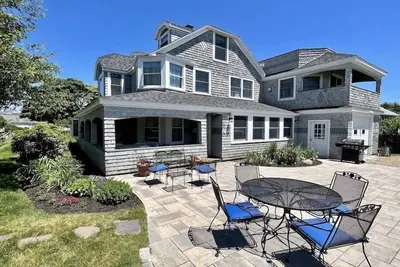Image de 6 Bedroom Charmer Close to the Beach Rpam015