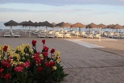 Spacious 4Bedroom Apart 110m from the Beach, Pool, A/C\n Tv international 7person