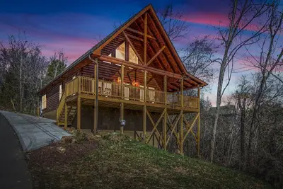 Image de Spring Deals with March, April, & May Dates • Smoky Mtn Cabin: Game Room/Hot Tub
