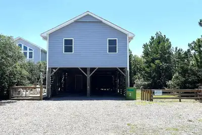 Image de Beachy Keen:  Single story home with screened porch