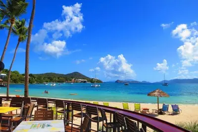Image de New listing! Easy walk to 3 separate Beaches, Pool, and multiple Restaurants!