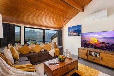Image de Lake View Spacious Alpine Townhouse
