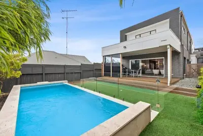 Image de Waterways Retreat: Luxe Coastal Getaway with Pool