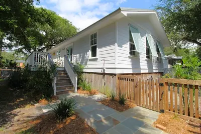 Image de 3 Bedroom Modern Folly Home~ Tres Amigos