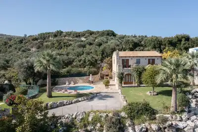 Hill Top villa, Splendid view, pool, Near tavern
