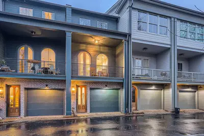 Image de Posh Townhome in Beautiful Lake Claire