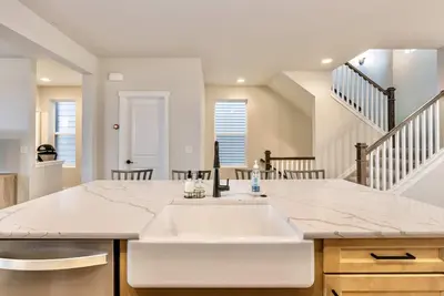 Image de CoffeeBar/Garage/TempurpedicBeds/ModernHome/CloseToAirport/NearBase