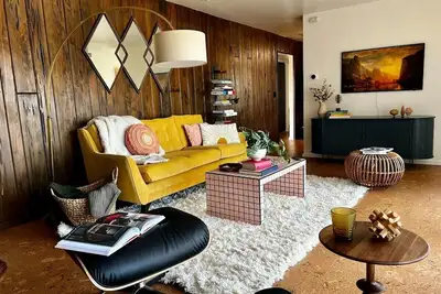 Image de Downtown Mid-Century Modern Condo with Retro Vibes