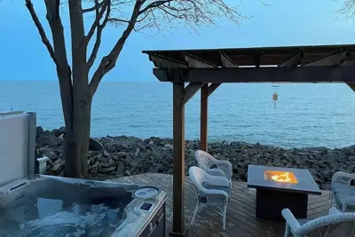 Image de The Lakeside House With Hot Tub!