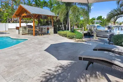 Image de Luxury Waterfront house/ Heated pool in paradise