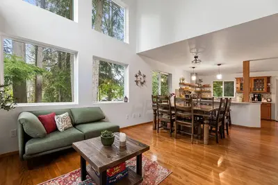 Image de Forest Haven : Your Tranquil Retreat Awaits