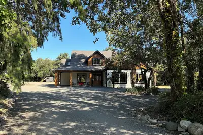 Image de Seabrook Farmhouse with Hot Tub & Swimming Pool, 4 min to Butchart Gardens