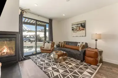 Luxury New Ski 2 bdroom Condo on the River
