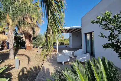 Two-story villa with garden a stone's throw from the sea