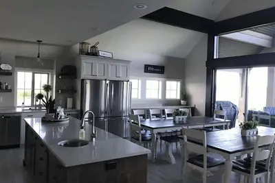 Image de Group Vacation Spot with Private Beach Access, Pool, Hot Tub, and Indoor Slides