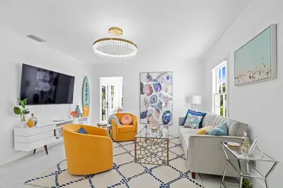 Image de Life’s a Beach- Swimming Pool, Tiki Bar & Putting Green- 1 Block from the Ocean!