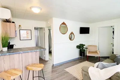 Image de Suite 102 | 2 Bedroom / 2 Bath + Living & Kitchen