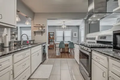 Image de Charming home near Fairgrounds & DownTown sleeps 9