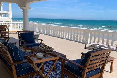 Image de New! Modern Beachfront Beauty 4 bedroom