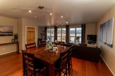 Image de Family Getaway in Juneau, Alaska: Unforgettable Ocean and Mountain Views