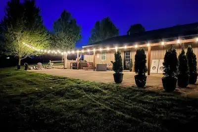 Image de Modern 2br/2ba with hot tub, pool table, cornhole, fire pit—your perfect Mohican base!