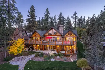 Image de Lakeside Serenity, Stunning Lakefront Home W/ Magical Mountain and Lake Views. Spa. Pool Table & Bbq