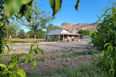 Image de Quaint Farmhouse on Palisade Peach Orchard close to Wineries