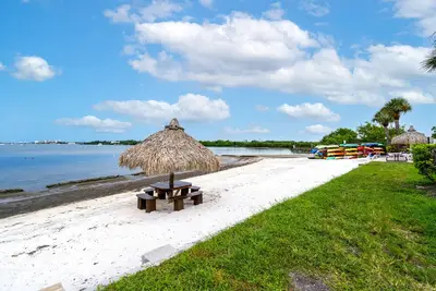 Image de Upscale Condo, Private beach, overlooking ocean, pool, Gated community