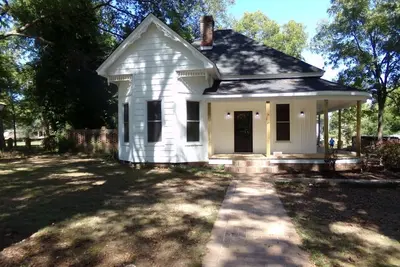 Image de Completely remodeled historical home on the Tanglefoot Trail