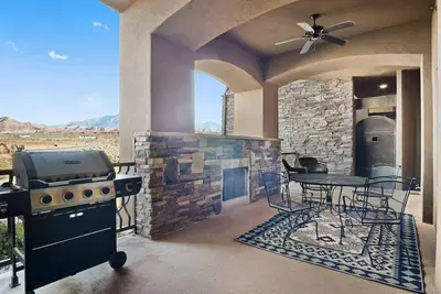 Image de Spacious 2-Bed Suite | Sunset Views, Private Patio & Fireplace