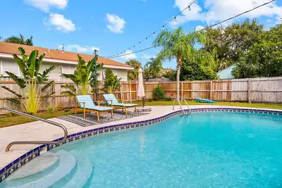 Image de Remodeled historic boho-bungalow w/ private pool at Lake Worth Beach.