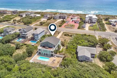 Image de Bright & spacious home near the beach with pool, furnished deck, & game room