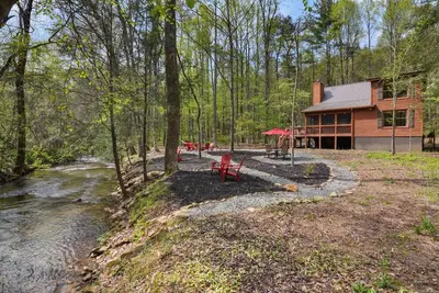 Image de Creekside, , Hot Tub, Fire pit, Screened Porch, 10 min to Ellijay\nOK After Storm