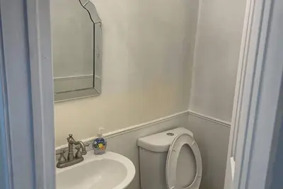 Image de Elegant Master Bedroom in House *near Patco* Lindenwold