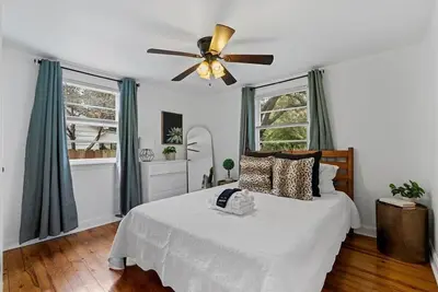 Image de Charming Charleston Home